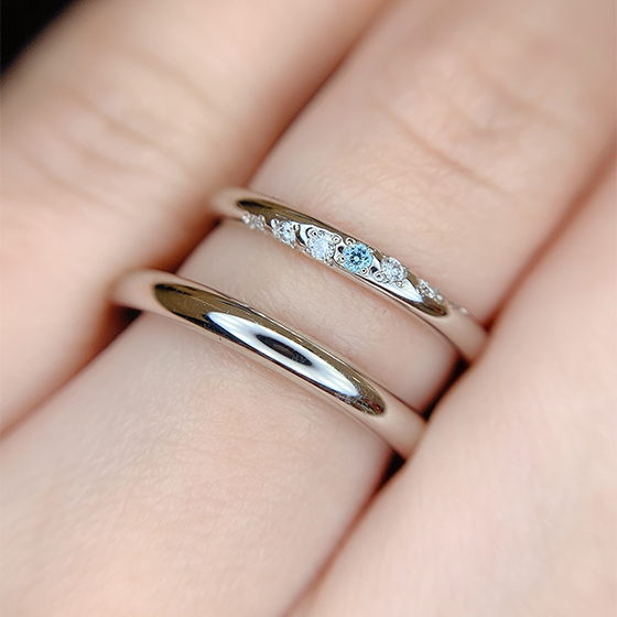 シンプルなストレートラインの結婚指輪。Lady'sデザインの斜めのダイヤモンドが人気の結婚指輪です。
