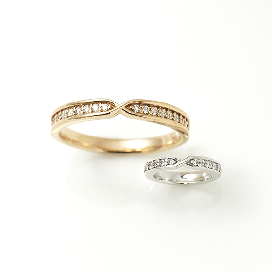 OCTAVEの結婚指輪をペアでご購入の方にはお揃いのデザインのベビーリングをプレゼント致します。