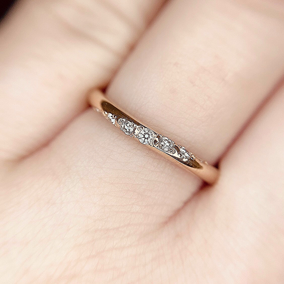 全てのダイヤモンドの合計が0.08ct(永遠)になるよう計算された結婚指輪です。