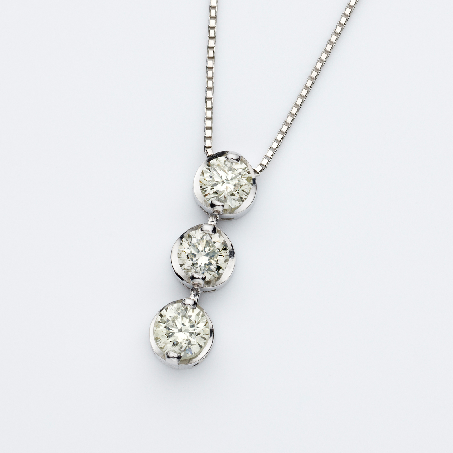 「過去・現在・未来」を表すスリーストーンダイヤモンドネックレス。3石のダイヤモンドが胸元で輝きます。