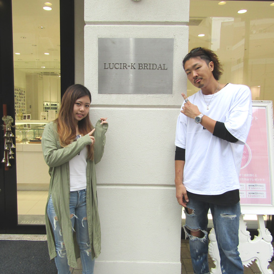 >記念にLUCIR-K BRIDAL浜松店の前でお写真を♡