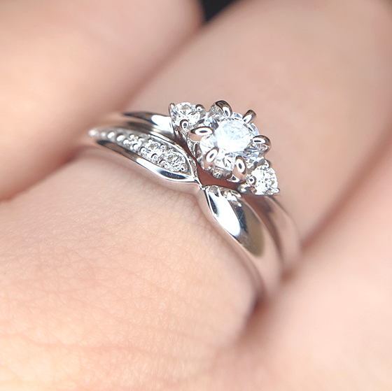 収まりの良い結婚指輪と婚約指輪のセットリング。