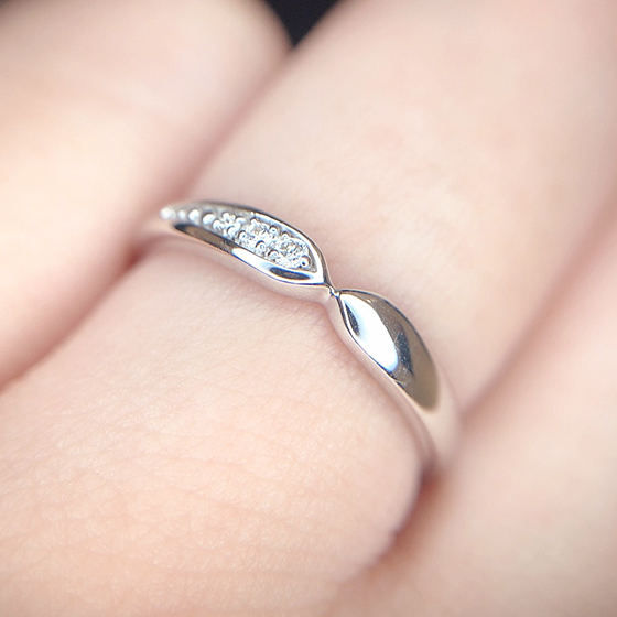 中央が絞られたデザイン性の高い結婚指輪。丸みのある形状が可愛らしい印象です。