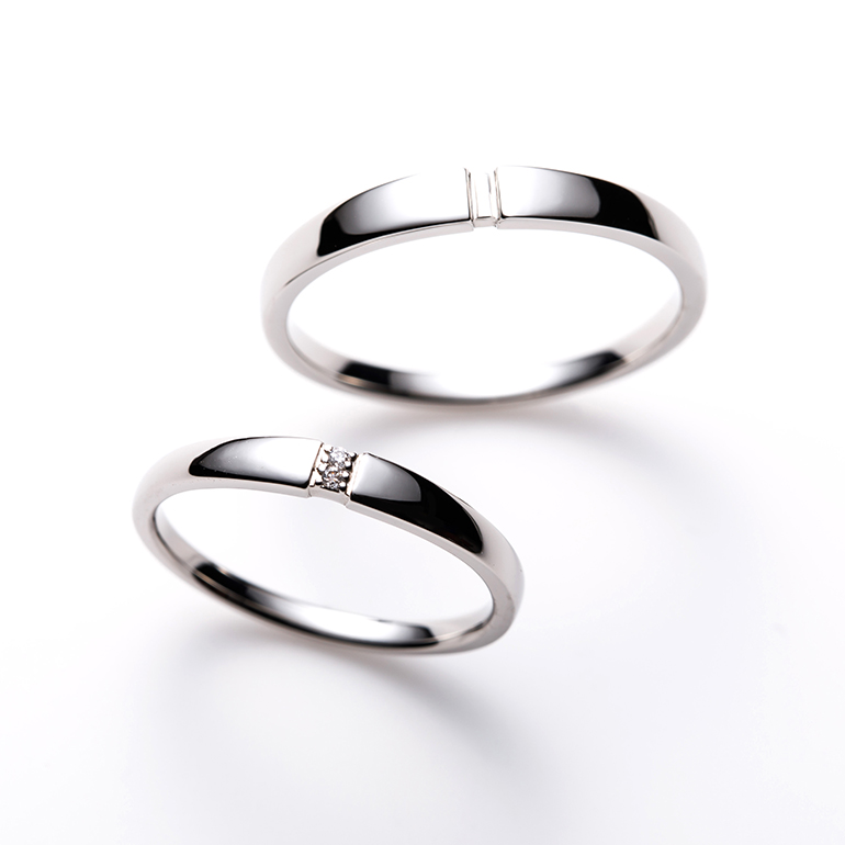 中心向かって幅広になっていて存在感のある結婚指輪。レディースには縦にメレダイヤモンド２石留まっています。