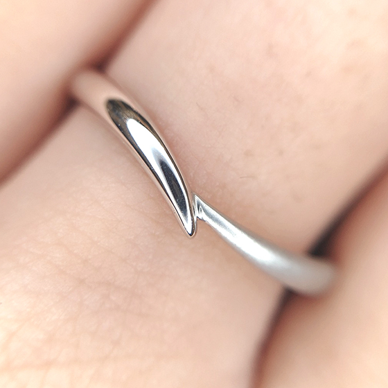 左右非対称な動きが特徴の結婚指輪。ポリッシュとつや消しのコントラストでメリハリをつけています。