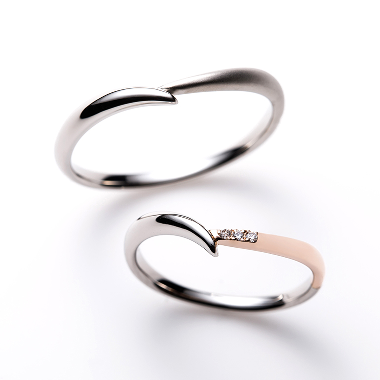マーブルのお名前のように二つの素材が混ざった結婚指輪。メンズは一つの素材ですがつや消し加工でまるで二つの素材のようなテクスチャー