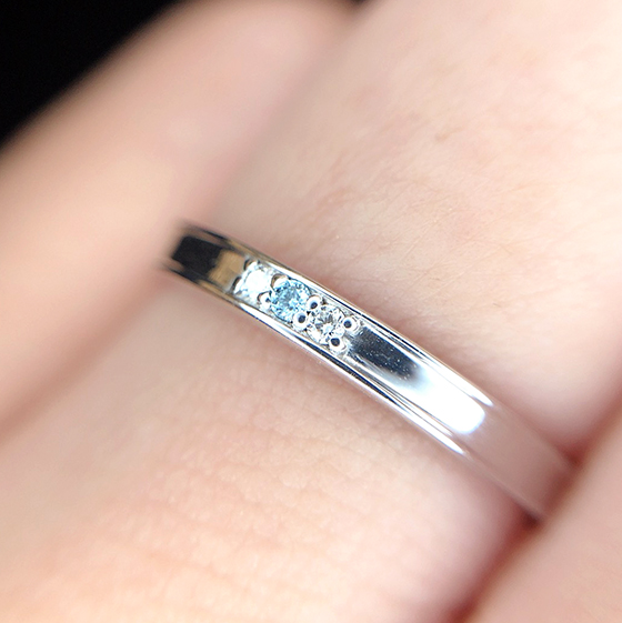 サイドにわずかな縁を残しシャープな印象の結婚指輪。