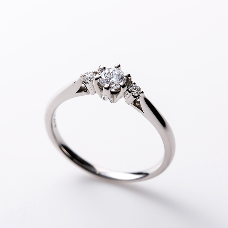ダイヤモンド全体をより輝かせるために高い台座で留めています。シンプルで凛とした印象の婚約指輪