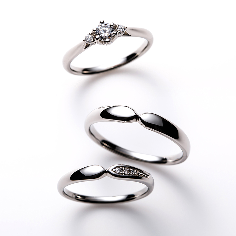 コロンとしたフォルムが特徴的で可愛いセットリング。婚約指輪はダイヤモンドに高さを出しより輝きます。