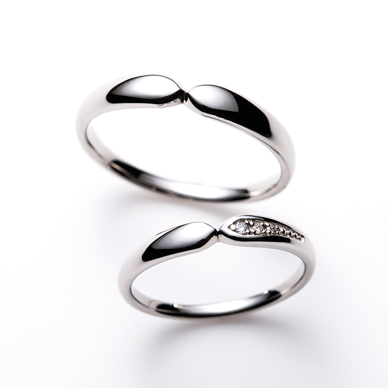 中央が絞られたデザイン性の高い結婚指輪。丸みのある形状が可愛らしい印象です。