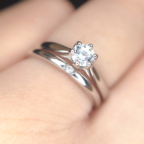 結婚指輪、婚約指輪それぞれにセットされたダイヤモンドが並んで輝きを放ちます。