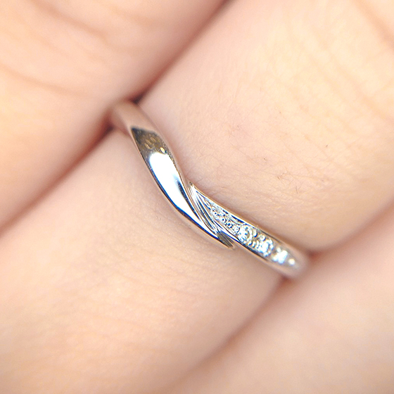 立体的なデザインが魅力の結婚指輪。重なり合うリングがおしゃれ。
