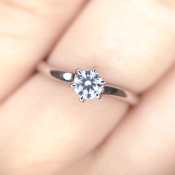 シンプルな6本立て爪の婚約指輪ですがリングのボリューム感はこのCANDLEデコラしかないデザインです。