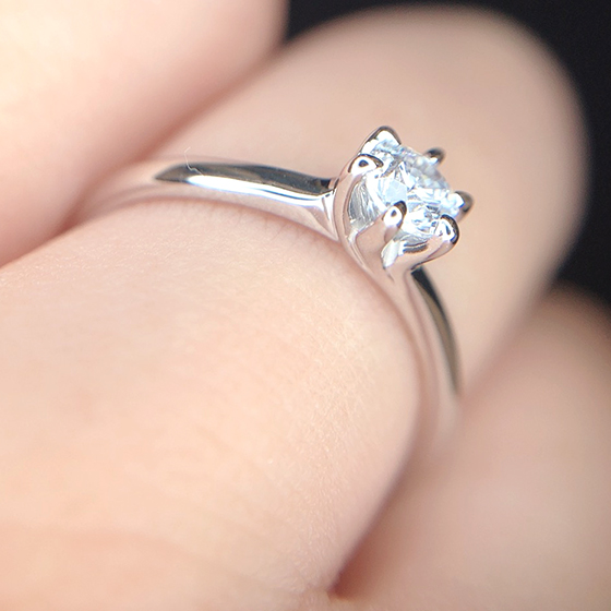 程よいボリューム感が高級感を与えてくれる婚約指輪のサイドデザイン。