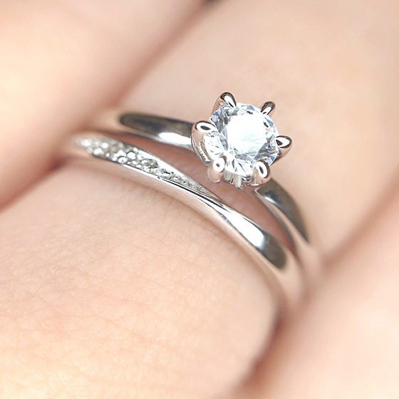 婚約指輪のデザインがマリッジリングに干渉しない完璧なデザイン。2本ピッタリと重なります。