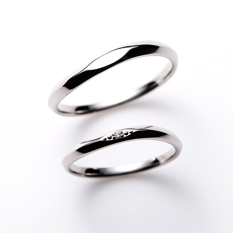 アームがヤマになっていてシャープな印象の結婚指輪。表面が少し平になっているところがポイントデザインになっています。