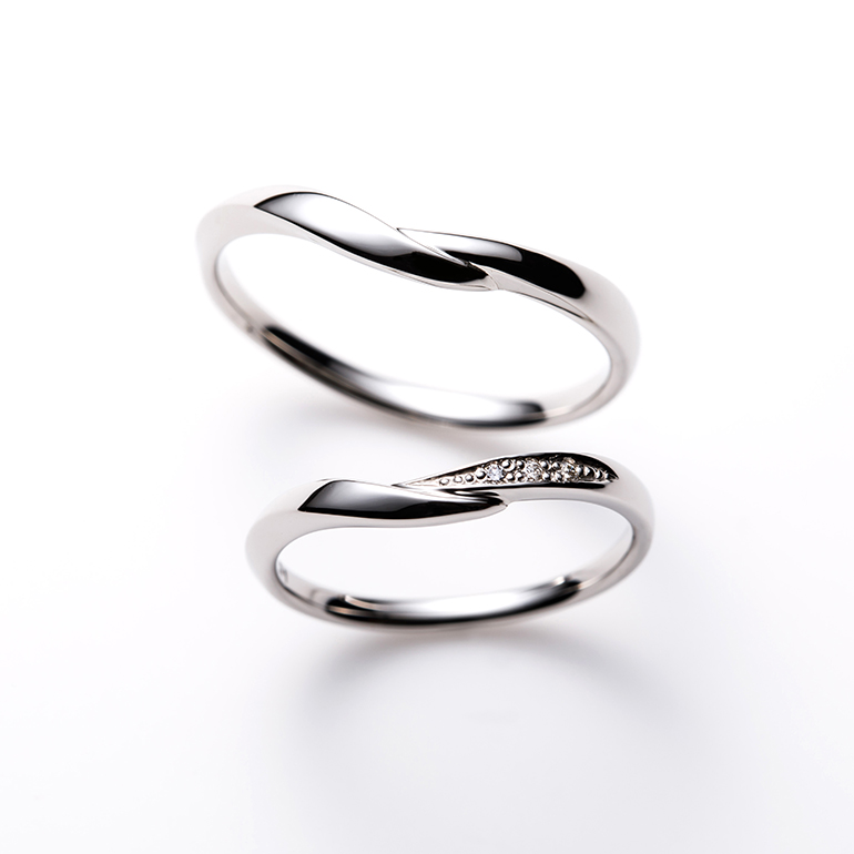 片方のみ施されたダイヤがお洒落なご婚約指輪。華やかなイメージになります。