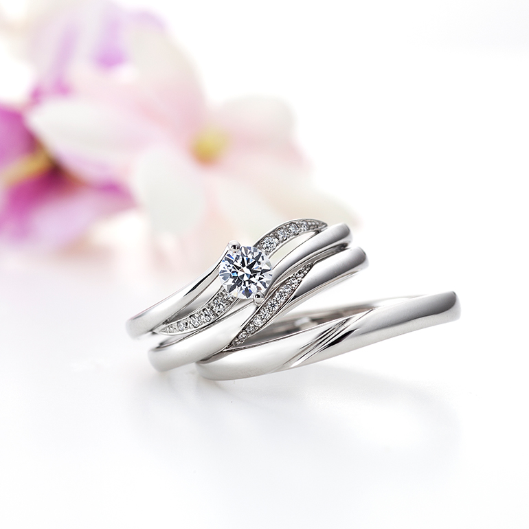 シンプルな結婚指輪は男性、女性どちらにも人気。メレダイヤモンドが斜めに流れるようにデザインされています。