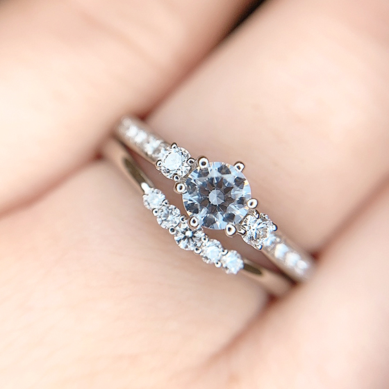 憧れのハーフエタニティタイプの婚約指輪と華奢なデザインの結婚指輪のセットリングが抜群のコンビネーションリング。