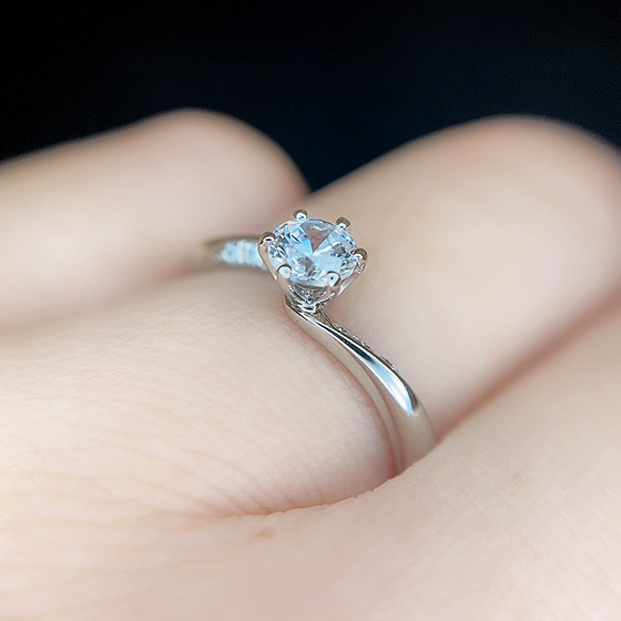 動きのある婚約指輪。さまざまな角度からダイヤモンドの輝きを楽しめます。