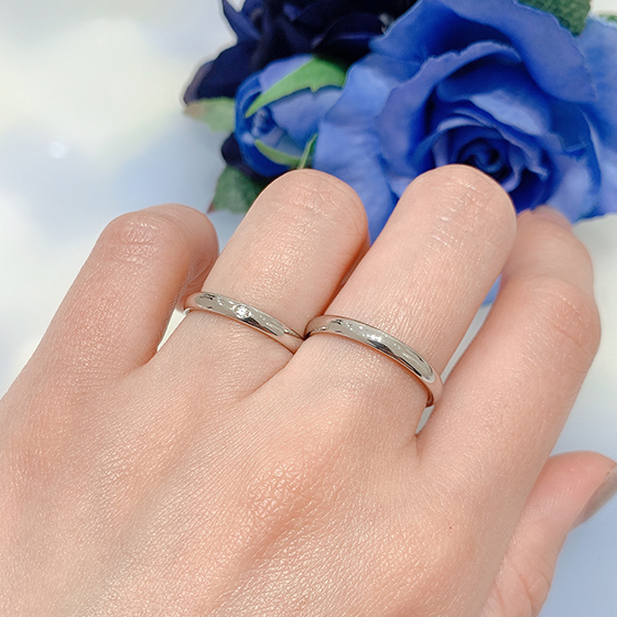 シンプルな結婚指輪はどの時代も愛され続けているデザインです。