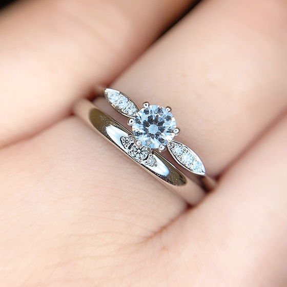 同じストレートラインのセットリング。婚約指輪はサイドデザインで動きを出して軽やかな印象に。結婚指輪は正統派なデザインが人気。
