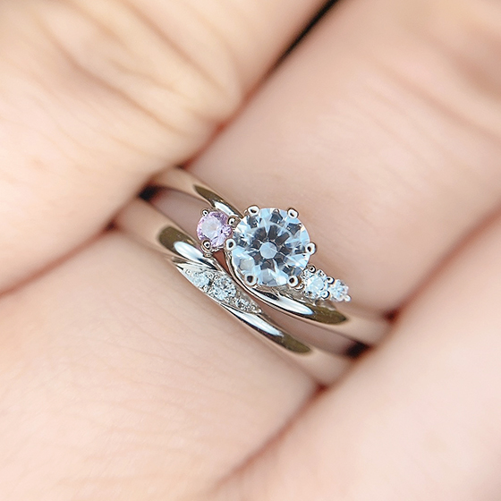 絶妙なバランスの婚約指輪と結婚指輪のセットリング。王道では収まらないセットがおすすめです。