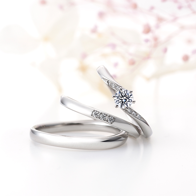 Sラインの婚約指輪と結婚指輪はお指をきれいに見せてくれます。