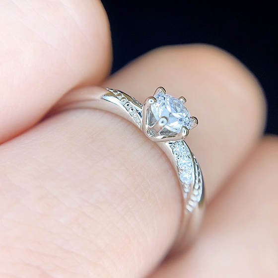 上下の側面にかけてミル打ち＆ダイヤモンドが指の動きに合わせて輝きます。