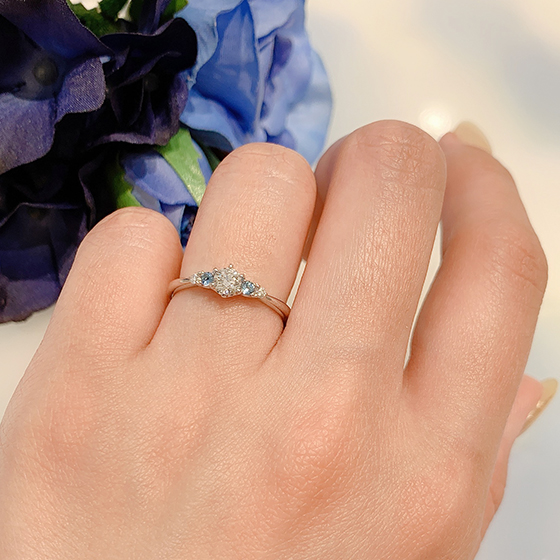 王道ストレートラインの婚約指輪。交互にセッティングされたダイヤモンドとアクアマリンがキュート♡