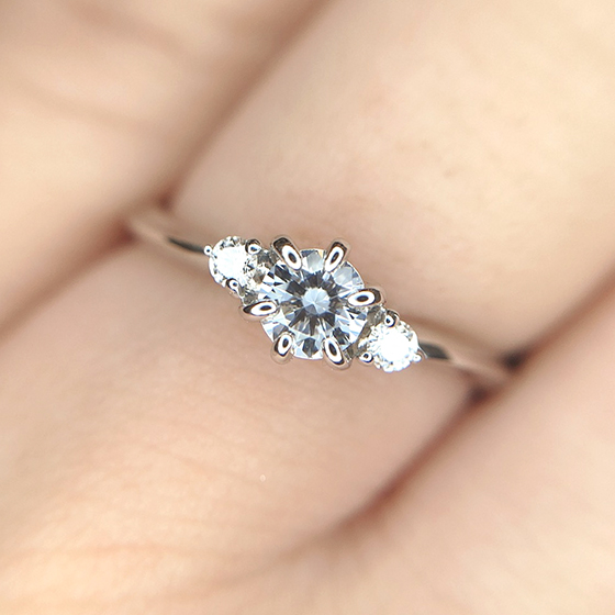 ダイヤモンドが浮き出るように輝く婚約指輪。