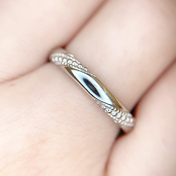 3列に並ぶミル打ち加工が男性にも人気の結婚指輪。