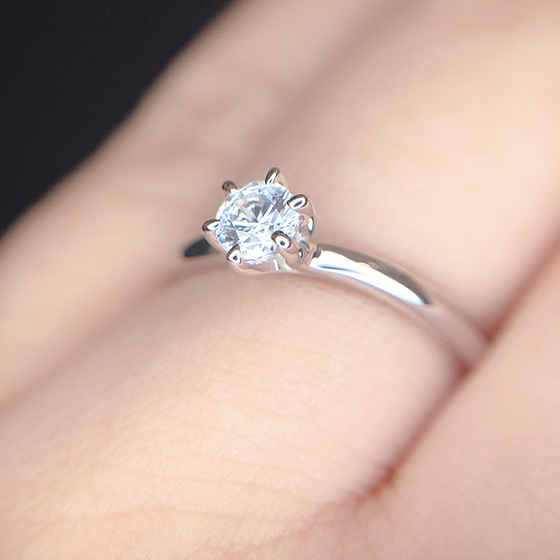ダイヤモンドが一番きれいに見える6本立て爪のセット。