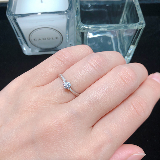 婚約指輪は左側に、ダイヤが施されとってもバランスのとれたデザイン。