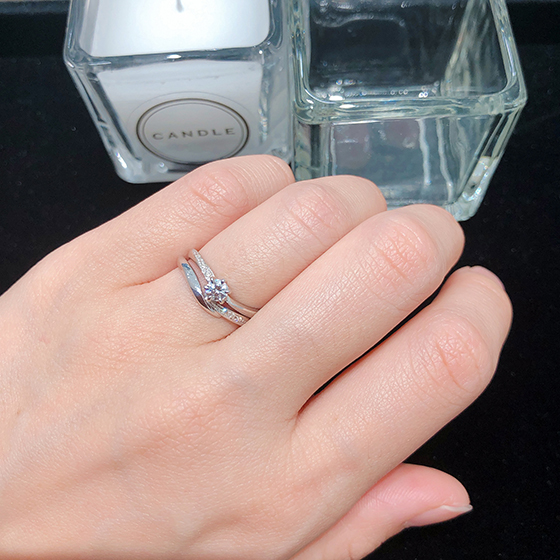 婚約指輪は、左に。結婚指輪は右にダイヤが入っているのでゴージャスな印象に♡