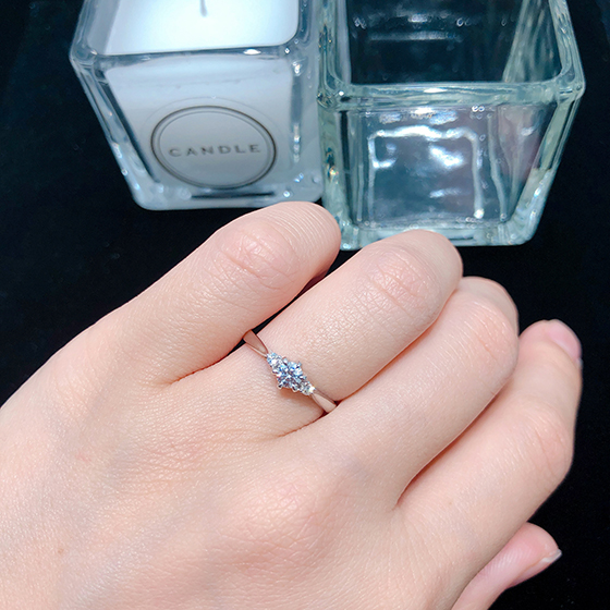 中央のダイヤモンドに寄り添う２Pのダイヤモンドが可愛らしい婚約指輪。