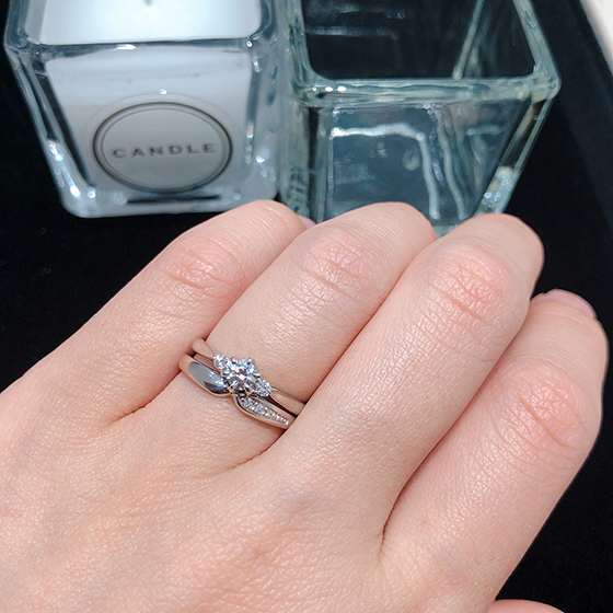結婚指輪にぴったりと重なるデザインが人気のセットリング。いつも重ねて着けたくなるセットリングです。