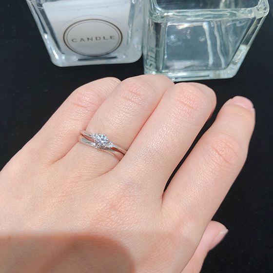 人気のウェーブラインが美しい結婚指輪と婚約指輪のセットリングです。