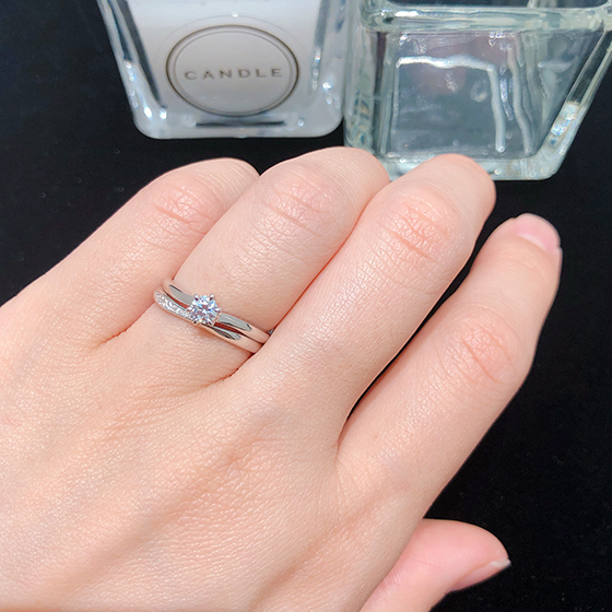 正統派な婚約指輪とアシンメトリーな結婚指輪のセットリング。綺麗なバランスです。