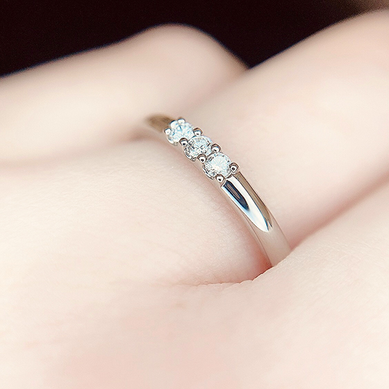 側面からも光を多く取り込められるよう、考慮されて作られた結婚指輪デザインです。