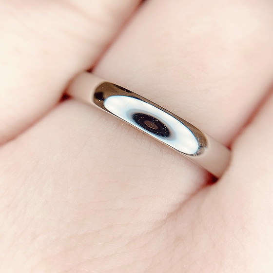 日本人男性の指に最も馴染みやすい幅感で設計されたデザインです。着け心地も滑らかな結婚指輪です。