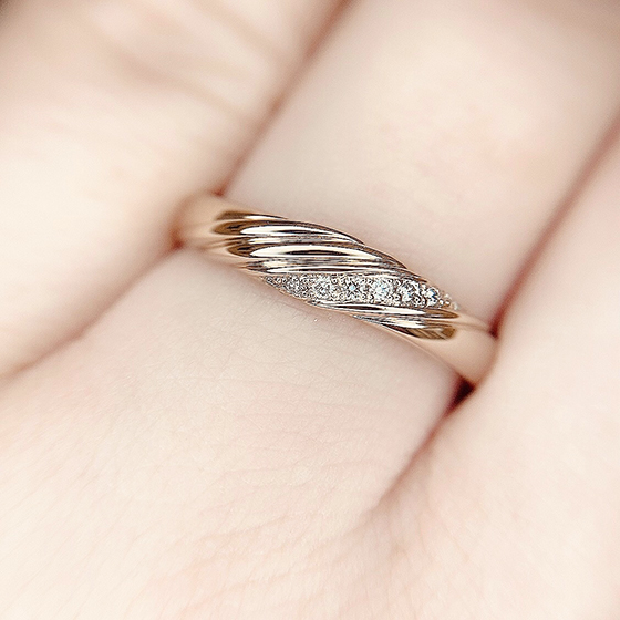 中心にかけてボリューム感があり、高級感溢れるLedy'sの結婚指輪。ダイヤモンドは雨上がりの虹のように明るい未来を照らします。
