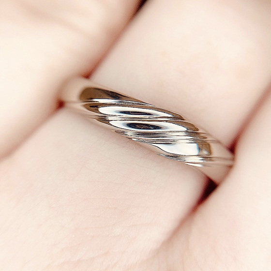 Ledy'sよりもボリューム感がしっかりととられたMen'sの結婚指輪です。太さのあるデザインは男性らしくクールに着けこなすことが出来ます。