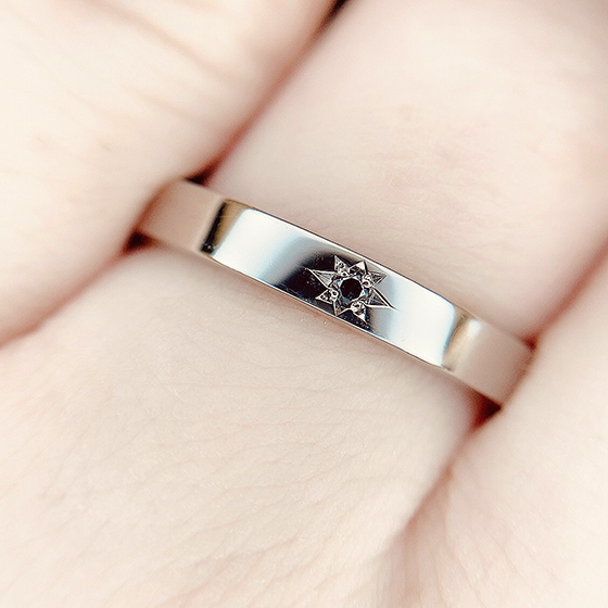 中央に1ピース留められたブラックダイヤモンドが輝くMen'sの結婚指輪。ブラックダイヤモンドには「成功・愛の象徴」などの意味が込められています。