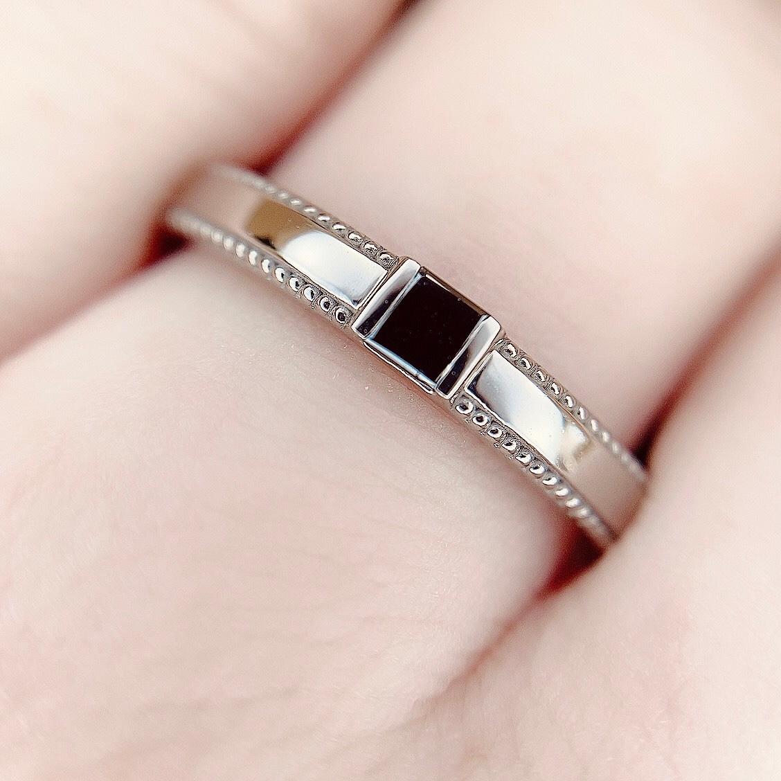 中央のブラックダイヤモンドの輝きが主張されたMen'sの結婚指輪です。人と被りたくない方におすすめの結婚指輪です。