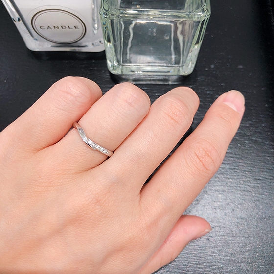 立体的なデザインが魅力の結婚指輪。重なり合うリングがおしゃれ。