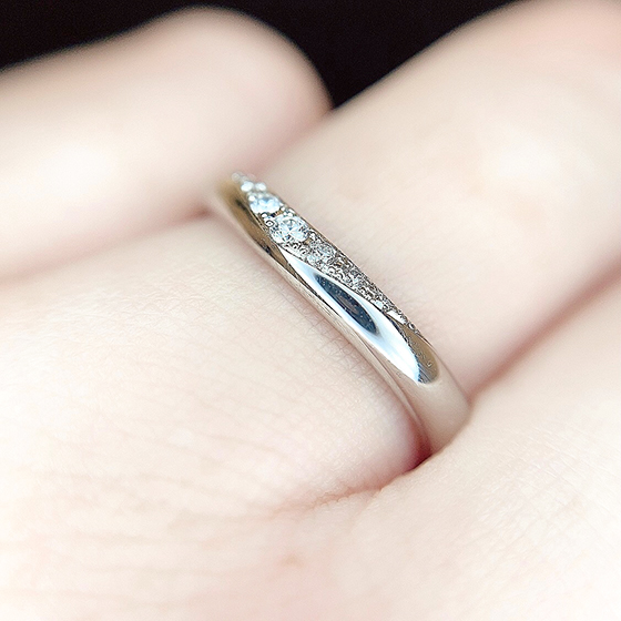 V字に施されたダイヤモンドは指をキレイに見せてくれます。