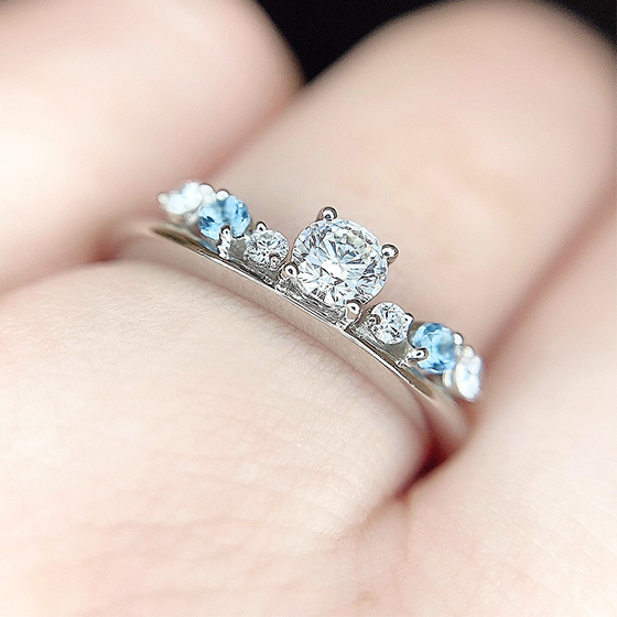 Only Youはおふたりのお守りとして、ダイヤモンドにアクアマリンを添えたリングをご提案します。