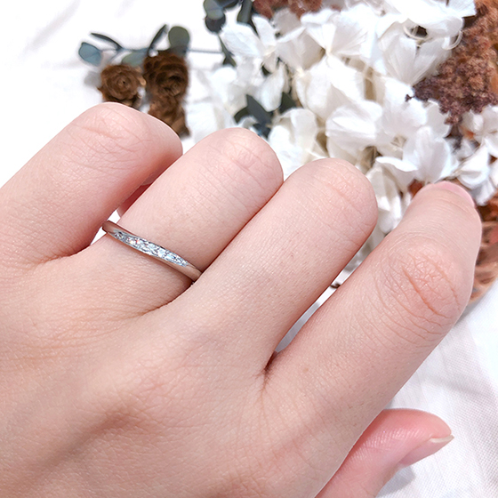 緩やかなカーブに沿うように留められたダイヤモンドの流線形が美しい結婚指輪です。