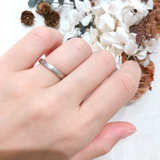 ワンポイントとなるルビーの宝石がはっきりと輝く結婚指輪です。